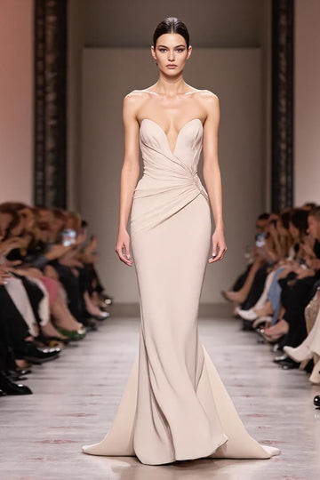 Robe de soirée longue sans bretelles en satin champagne